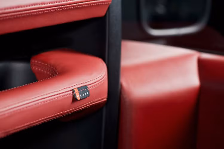 Bên cạnh phiên bản 110 WB 6x6 có chiều dài cở sở kéo dài, Kahn còn hai phiên bản khác là 105 Longnose and 105 Pick Up.