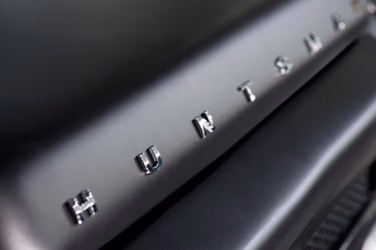 Flying Huntsman 110 WB 6x6 là chiếc mạnh mẽ, đắt tiền và cầu kỳ nhất nhất trong các dự án độ của Kahn Design dựa trên mẫu Land Rover Defender.