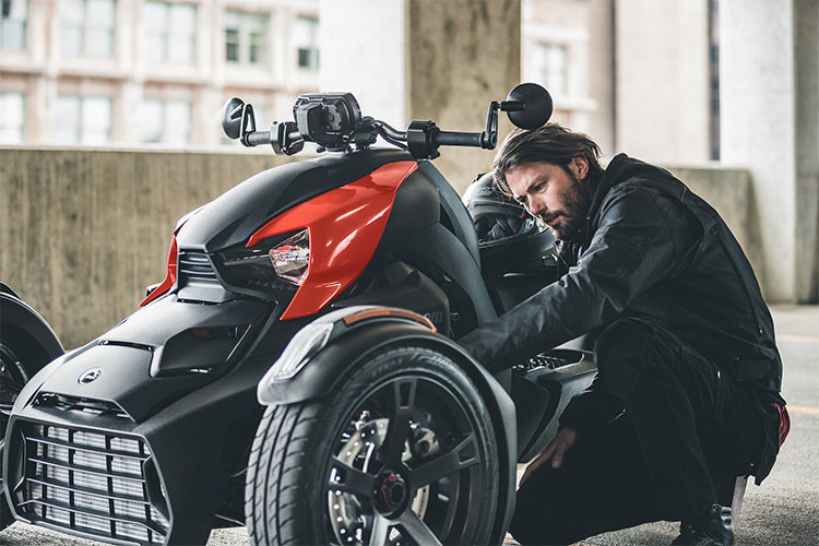 Tuy nhiên với mức giá khởi điểm cho dòng xe 3 bánh Can-Am lên tới 15.900 USD tại Mỹ (khoảng gần 372 triệu đồng), dòng Spyder của hãng vẫn nằm ngoài tầm với của nhiều khách hàng trẻ. Chính vì vậy, hãng đã vừa giới thiệu chiếc Can-Am Ryker hướng tới nhóm khách hàng này.