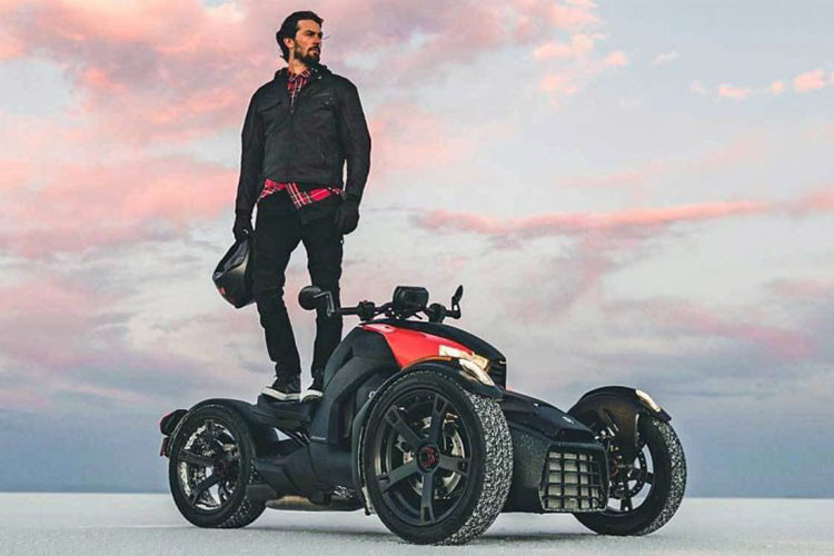 Thay vì phần đầu thiết kế khá bầu bĩnh của các "đàn anh" trước đây, Can-Am Ryker mới đã được hãng sản xuất Rotax làm mới với kiểu dáng nhỏ gọn, góc cạnh, trẻ trung và ấn tượng hơn rất nhiều.