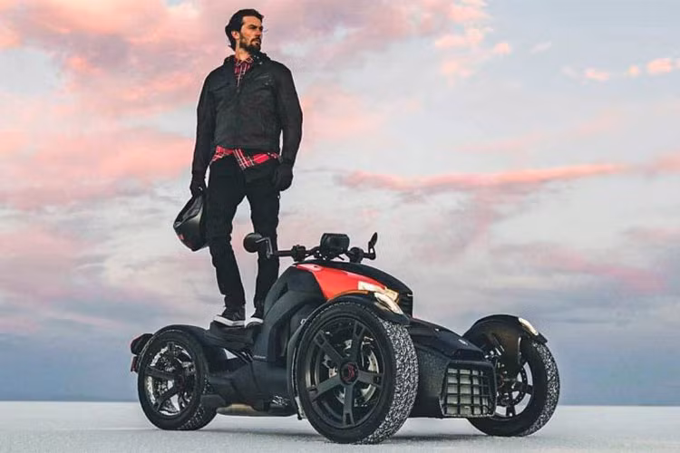 Thay vì phần đầu thiết kế khá bầu bĩnh của các "đàn anh" trước đây, Can-Am Ryker mới đã được hãng sản xuất Rotax làm mới với kiểu dáng nhỏ gọn, góc cạnh, trẻ trung và ấn tượng hơn rất nhiều.