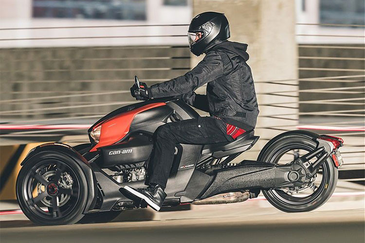 Can-Am cũng thiết kế cho Ryker hàng loạt phụ kiện độ chính hãng, đem tới hơn 75.000 cách kết hợp cấu hình khác nhau. Ngoài phiên bản đường phố với lốp thể thao, chiếc xe còn có bản Rally đường đất. Tại Mỹ, gía xe Can-Am Ryker 600 ACE từ 8.499 USD (khoảng 197,5 triệu đồng), trong khi bản 900 Ace có giá 9.999 USD (232,4 triệu đồng).