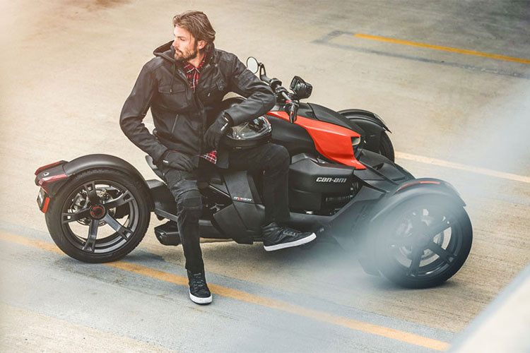 Đổi lại, thể tích khoang hành lý của chiếc xe đã bị giảm xuống gần 3 lần so với những model Can-Am Spyder hiện vẫn đang bán ra tại một số thị trường thế giới, chỉ còn 7 lít. Trên thực tế, Ryker còn lớn hơn cả chiếc Spyder F3 với chiều rộng 1,51m và trục cơ sở tương đương 1,71m.