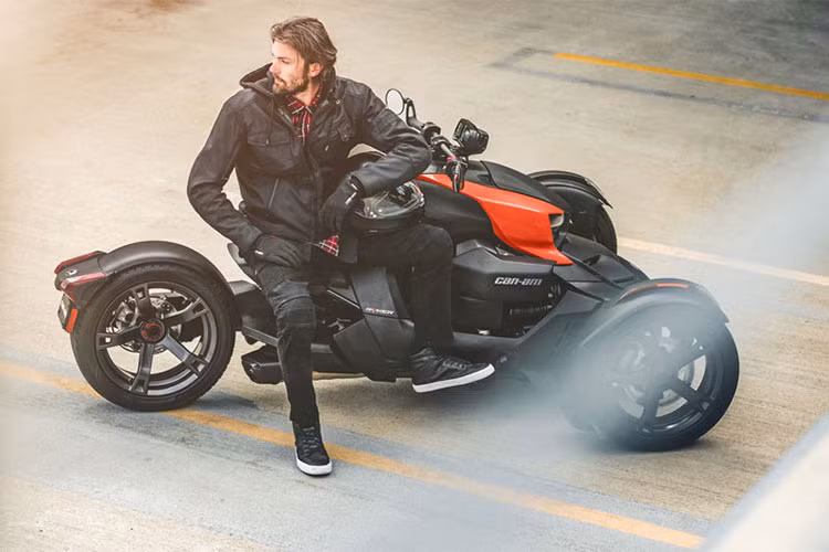 Đổi lại, thể tích khoang hành lý của chiếc xe đã bị giảm xuống gần 3 lần so với những model Can-Am Spyder hiện vẫn đang bán ra tại một số thị trường thế giới, chỉ còn 7 lít. Trên thực tế, Ryker còn lớn hơn cả chiếc Spyder F3 với chiều rộng 1,51m và trục cơ sở tương đương 1,71m.