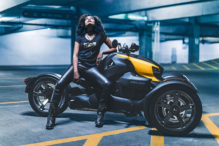 Yên xe có chiều cao chỉ 596,9mm, kết hợp với ghi-đông rộng dạng dragbar và bàn để chân hướng về phía trước đem tới cho chiếc xe tư thế ngồi đầy thoải mái và "chất chơi" như những chiếc Harley-Davidson độ.