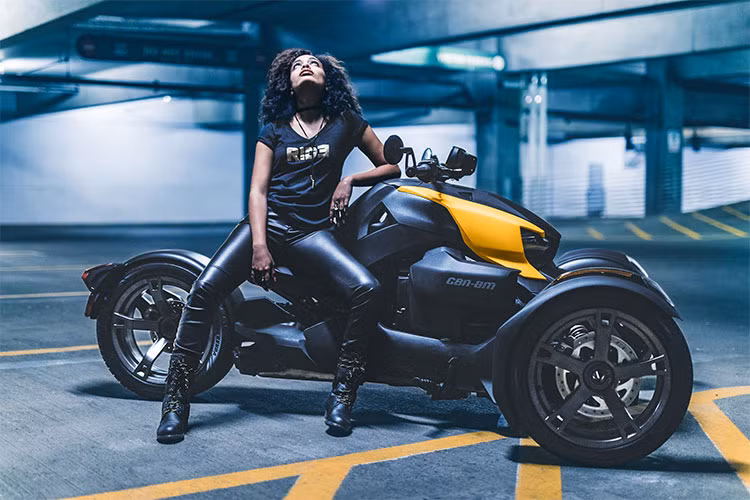 Yên xe có chiều cao chỉ 596,9mm, kết hợp với ghi-đông rộng dạng dragbar và bàn để chân hướng về phía trước đem tới cho chiếc xe tư thế ngồi đầy thoải mái và "chất chơi" như những chiếc Harley-Davidson độ.