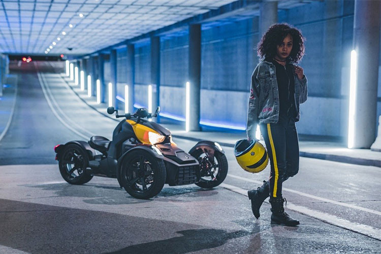 Nhờ có phần đuôi của mẫu xe Can-Am Ryker 2018 này được thiết kế tối giản chỉ với dè chắn bùn và yên solo, Ryker có "thế" như một vận động viên chạy nước rút đang chuẩn bị rời khỏi vạch xuất phát.