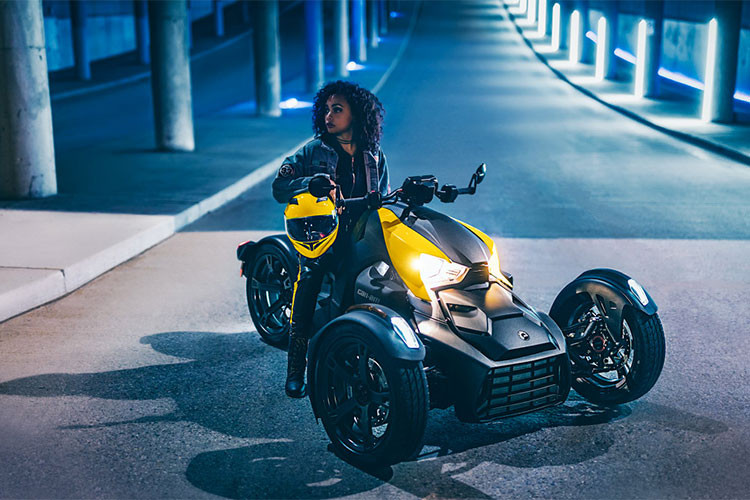 Cảm giác điều khiển của chiếc xe cũng được chú trọng với cặp lốp trước 145/60/16, lốp đơn phía sau 205/45/16, hệ thống phuộc Sachs. Dù có trọng lượng hơn 270kg, tuy nhiên hệ thống phanh trước chỉ sử dụng 2 đĩa với cặp heo 2 piston, phanh sau đường kính 220mm có heo 1 piston.