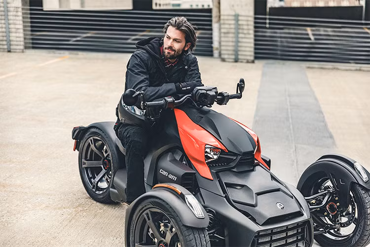 Vẫn giữ lại cách bố trí 3 bánh chữ Y và tay lái rộng như các dòng Spyder trước đây, tuy nhiên Ryker đã được Can-Am thiết kế hoàn toàn mới.