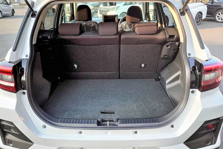 Bên cạnh biến thể hybrid, Toyota Raize 2022 vẫn được cung cấp động cơ 1.2L 3 xi-lanh được cải thiện hiệu suất nhiệt, đi kèm với hệ dẫn động 2WD và hộp số vô cấp CVT có mức tiêu thụ nhiên liệu khoảng 4,83 lít/100 km. Ngoài ra, Raize vẫn có tùy chọn động cơ tăng áp 3 xi-lanh 1.0L sản sinh công suất 98 mã lực, mô-men xoắn cực đại 140 Nm, đi cùng hệ dẫn động 4WD và hộp số biến thiên vô cấp kép hoàn toàn mới (D-CVT).