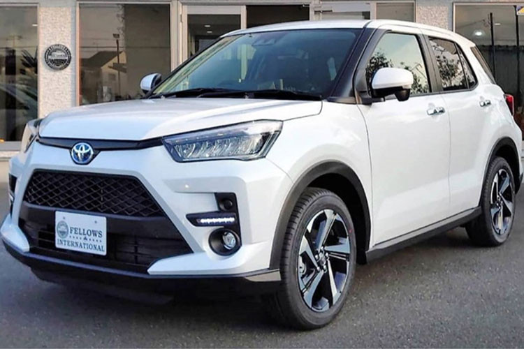 Xét về “ngoại hình” tổng thế, Toyota Raize Hybrid 2022 mới về cơ bản là tương tự bản thường với hướng thiết kế sắc cạnh, cứng cáp và rắn rỏi. Đầu xe vẫn sở hữu lưới tản nhiệt lục giác cỡ lớn mở rộng sang hai bên ở dưới, song hành cùng một đường cắt ở mép nắp capo nối liền với bộ đèn thiết kế vểnh lên trên.