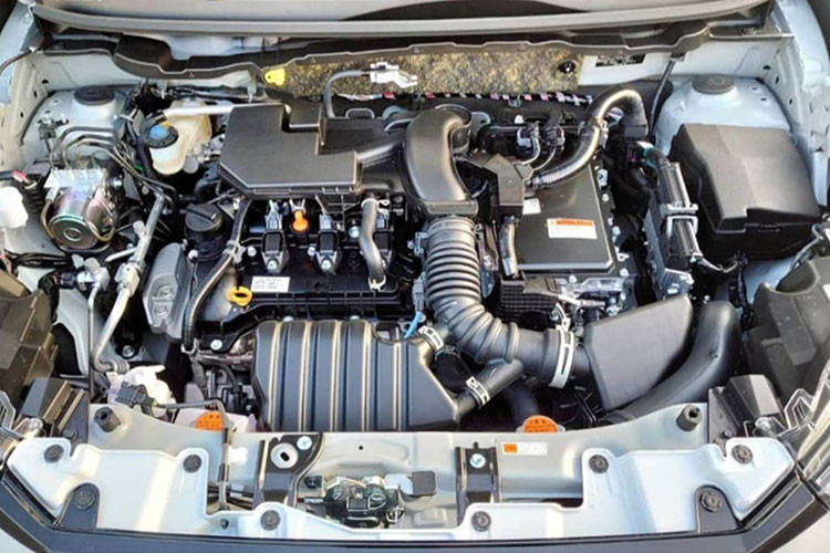 Hệ truyền động này cho cảm giác vận hành giống xe điện hơn với ưu điểm là độ trễ chân ga thấp và mô-men cực đại đạt được ngay khi từ lăn bánh. Ngoài ra, tài xế cũng được hưởng lợi từ tính năng bàn đạp thông minh (S-PDL) cho phép người lái chỉ cần dùng bàn đạp ga để điều khiển xe, tức là đạp để tăng tốc và nhả ra để phanh. Toyota cho biết mức tiêu thụ nhiên liệu trung bình của Raize Hybrid là 3,57 lít/100 km.