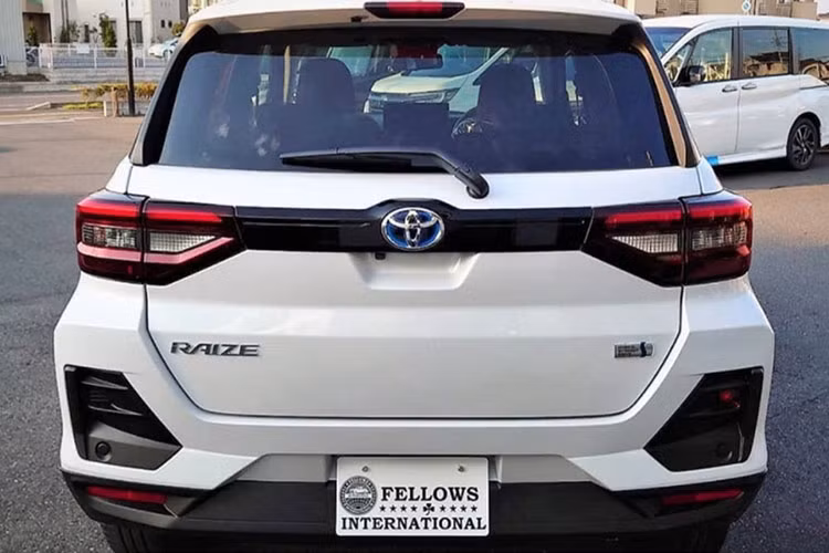 Các trang bị tiêu chuẩn đáng chú ý trên mẫu xe Toyota Raize 2022 nói chung và Raize Hybrid 2022 nói riêng, bao gồm: Smart Assist với hệ thống cảnh báo va chạm và tránh va chạm được cải tiến, hiện có thể phát hiện người đi bộ trong bóng tối; hệ thống kiểm soát hành trình thích ứng (ACC), phanh đỗ điện tử... 