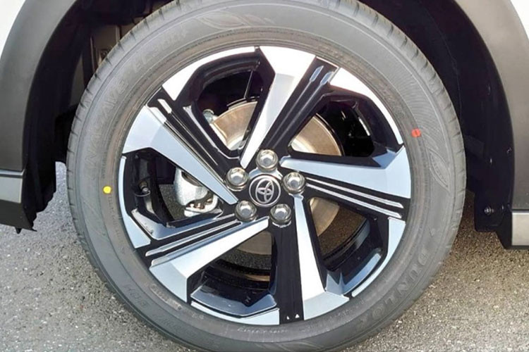 Chưa hết, trên cửa cốp xe còn có thêm logo "Hybrid Synergy Drive" trong khi cản sau đi kèm khe gió giả. Toyota Raize Hybrid vẫn sở hữu kích thước như phiên bản thường đang bán tại Việt Nam với chiều dài chỉ 3.950 mm, chiều rộng 1.695 mm và chiều cao 1.620 mm.