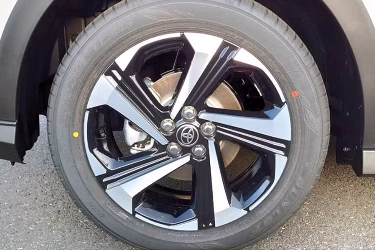 Chưa hết, trên cửa cốp xe còn có thêm logo "Hybrid Synergy Drive" trong khi cản sau đi kèm khe gió giả. Toyota Raize Hybrid vẫn sở hữu kích thước như phiên bản thường đang bán tại Việt Nam với chiều dài chỉ 3.950 mm, chiều rộng 1.695 mm và chiều cao 1.620 mm.