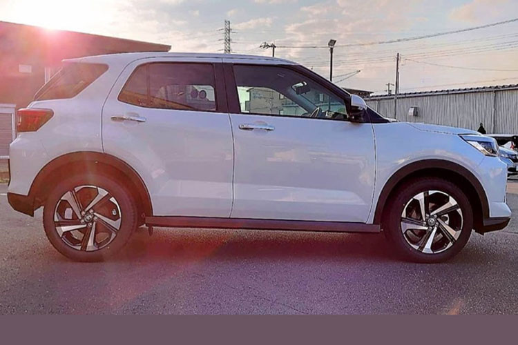 Phía trên lưới tản nhiệt là logo màu xanh dương của hãng Toyota, được nối liền bằng nẹp màu đen bóng kéo dài sang đến bộ đèn chiếu sáng full LED hai bên. Trong khi hai bên cạnh của lưới là đèn LED định vị ban ngày được đặt nằm ngang và đèn sương mù trước hình tròn.