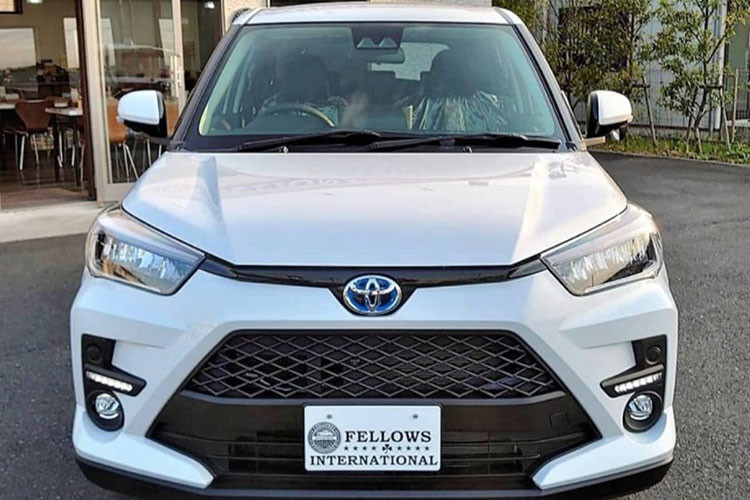 Giá xe Toyota Raize Hybrid 2022 tại thị trường Nhật Bản được bán với mức khởi điểm từ 2,163 triệu Yên (khoảng 432 triệu đồng). Theo kế hoạch, Toyota sẽ bắt đầu sản xuất xe hybrid tại nhà máy ở Indonesia trong năm nay. Hiện vẫn chưa rõ mẫu xe hybrid nào sẽ được sản xuất tại đó, chỉ biết rằng đây là mẫu xe rất được ưa chuộng tại Indonesia.