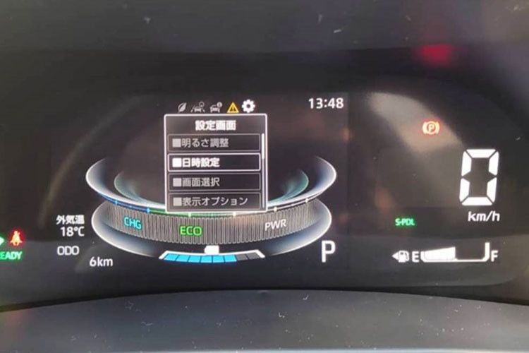 Bên cạnh đó, Toyota Raize Hybrid 2022 cũng được cung cấp một loạt các trang bị đáng chú ý khác như: cụm 2 màn hình sau tay lái, màn hình thông tin giải trí nằm chính giữa bảng táp-lô với đầy đủ các kết nối thông minh Apple CarPlay và Android Auto, đi kèm 2 cổng kết nối USB, tẩu sạc 12V, nút khởi động Star/Stop và điều hòa tự động 1 vùng, hệ thống ghế ngồi bọc nỉ với phom dáng thể thao với họa tiết hình ba tiêu đẹp mắt,…