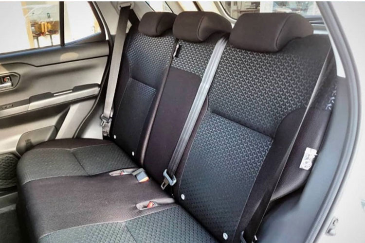 Động cơ này chỉ có nhiệm vụ sạc cho bộ pin lithium-ion 4,3 Ah nằm dưới hàng ghế sau; và một mô-tơ điện mạnh 105 mã lực, mô-men xoắn 170 Nm gửi năng lượng cho bánh trước. Toyota Raize phiên bản này sẽ không cần sử dụng tới hộp số.