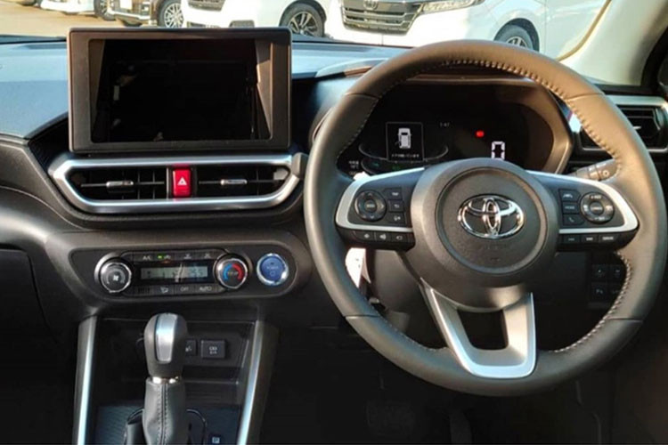 Bên trong nội thất Toyota Raize Hybrid 2022 được bố trí khéo léo, giúp khoang xe thực sự rộng rãi và thân thiện với các hành khách. Ngoài ra, chiếc crossover còn được bổ sung giao diện mới trong bảng đồng hồ nhằm phù hợp với chế độ Eco tiết kiệm xăng mới. Ổ điện AC100V, 1.500W tùy chọn, có thể được sử dụng như một hệ thống cung cấp điện khẩn cấp. 