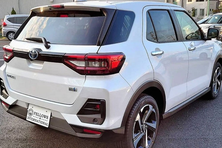 Di chuyển ra phía sau, Toyota Raize phiên bản Hybrid nổi bật với cụm đèn hậu thiết kế vuông vức và công nghệ LED hiện đại. Hai ốp hông nhấn mạnh vẻ thể thao và trẻ trung cho xe, trong khi camera lùi được gắn dưới logo sát nút bấm mở cốp.