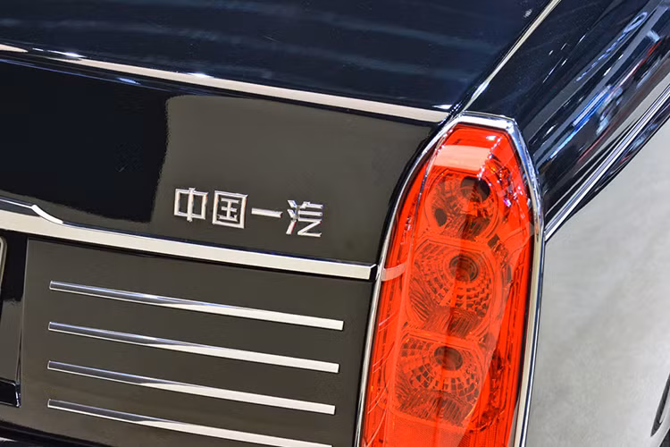 Phần đuôi cuả chiếc siêu xe limousine này nổi bật với cụm đèn hậu lớn dạng hình trụ đứng nằm dọc theo thân xe. Nắp ca-pô nổi bật với một số thanh ngang nằm ngang bằng kim loại sáng khá giống với các khe hút gió nếu nhìn từ xa. Đuôi xe có nét khá tương đồng với "Cadillac one".