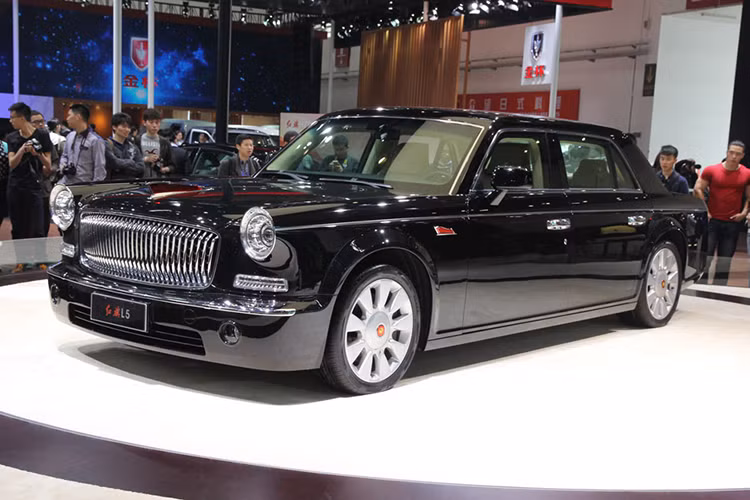 Phiên bản thương mại mới nhất của mẫu siêu xe Hongqi L5 sử dụng động cơ V8 mới, công suất 381 mã lực và mô-men xoắn cực đại 500 Nm, đi kèm bộ chuyển số 8 cấp tự động, truyền sức mạnh đến các bánh sau.