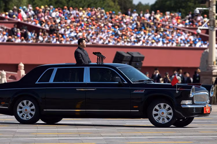 Hongqi L5 được mệnh danh là “Rolls-Royce của Trung Quốc”, dòng xe này được xem như một biểu tượng về quyền lực và từng được dùng với nhiệm vụ chính là xe chuyên chở các vị quan chức lãnh đạo cấp cao Trung Quốc. Đây cũng là mẫu xe sang được nhiều tỷ phú và các ngôi sao nổi tiếng tại Trung Quốc sử dụng nhằm mục đích bảo vệ an toàn.