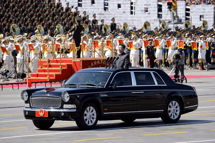 Xe nguyên thủ quốc gia Trung Quốc, Chủ tịch Tập Cận Bình là chiếc siêu xe limousine Hongqi L5. Mẫu xe này được thiết kế và sản xuất hoàn toàn bởi người Trung Quốc. Xe có khả năng chống đạn cùng nhiều tính năng cao cấp không hề kém cạnh các mẫu siêu xe trên Thế giới.
