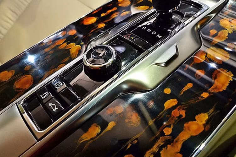 Núm cần số nổi bật khi được bao bọc bởi hai chất liệu kim loại sáng không gỉ và gỗ ốp bóng. Hàng ghế phía sau bọc da cao cấp gây ấn tượng với khoảng không gian để chân rộng, thảm lót cao cấp. Hai màn hình giải trí gắn sau tựa đầu hàng ghế đầu cho khách phía sau, điều hòa độc lập...