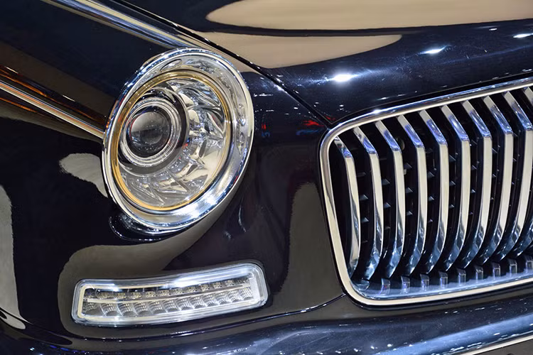 Thiết kế của của Hongqi L5 mới đặc trưng với bộ lưới tản nhiệt dạng gấp khúc và hai đèn pha tròn tương tự như các dòng xe của thời Liên Xô cũ. Nó vẫn được lấy cảm hứng dựa trên phiên bản Hongqi CA770 trước đây.