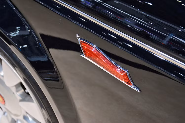 Thân xe với nhiều chi tiết mang đậm tính nội đia của Trung Quốc như đèn báo hình lá quốc kỳ, các dòng chữ tên xe bằng tiếng bản địa, các đường kẻ kim loại bo quanh... mâm xe được trang bị dạng hợp kim đa chấu khá giống với mẫu siêu xe sang đình đám nhà Roll-Royce hiện nay.