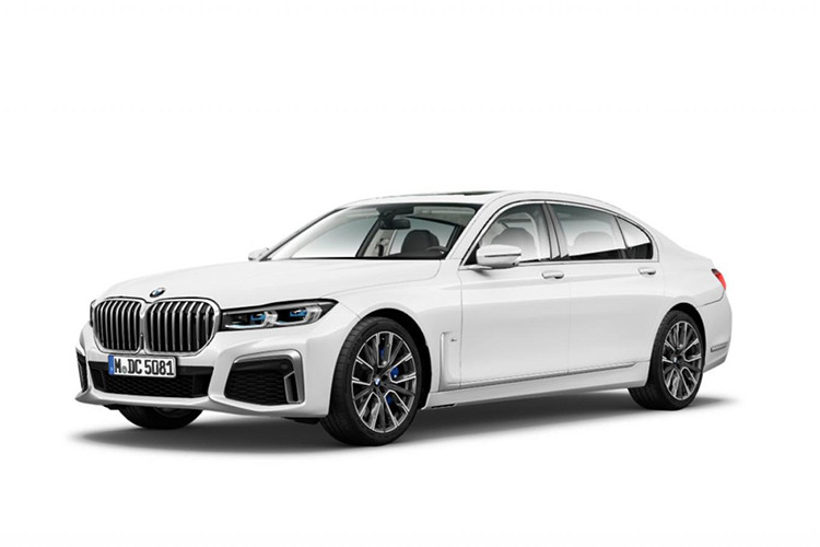 Ngoài ra, BMW 7-Series 2020 còn được trang bị gói phụ kiện ngoại thất M Sport sẽ có 3 hốc gió cỡ lớn trên cản trước. Trong khi đó, cản sau đã được tái thiết kế và tích hợp đầu ống xả nằm ngang, kéo dài.