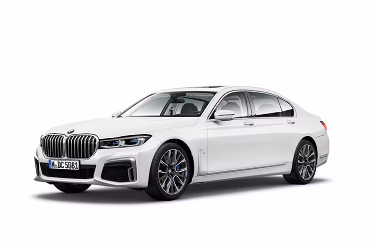 Ngoài ra, BMW 7-Series 2020 còn được trang bị gói phụ kiện ngoại thất M Sport sẽ có 3 hốc gió cỡ lớn trên cản trước. Trong khi đó, cản sau đã được tái thiết kế và tích hợp đầu ống xả nằm ngang, kéo dài.