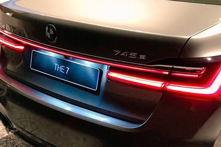Tương tự như những hình ảnh rò rỉ trước đó, BMW 7-Series 2020 sở hữu lưới tản nhiệt hình quả thận đôi cỡ lớn, giống loại dùng cho SUV hạng sang X7. Ngoài ra, BMW 7-Series thế hệ mới còn được bổ sung cụm đèn pha mới và cụm đèn hậu nâng cấp nối với nhau bằng một thanh mạ crôm, gợi liên tưởng đến đối thủ Audi A8 2019.