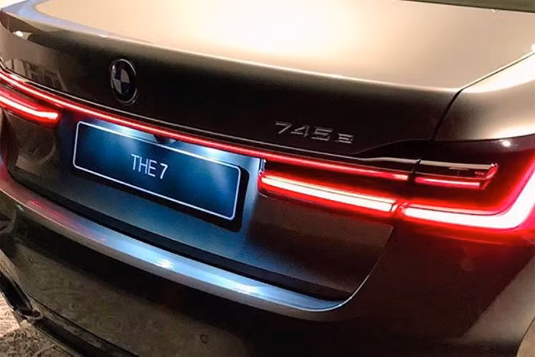 Tương tự như những hình ảnh rò rỉ trước đó, BMW 7-Series 2020 sở hữu lưới tản nhiệt hình quả thận đôi cỡ lớn, giống loại dùng cho SUV hạng sang X7. Ngoài ra, BMW 7-Series thế hệ mới còn được bổ sung cụm đèn pha mới và cụm đèn hậu nâng cấp nối với nhau bằng một thanh mạ crôm, gợi liên tưởng đến đối thủ Audi A8 2019.