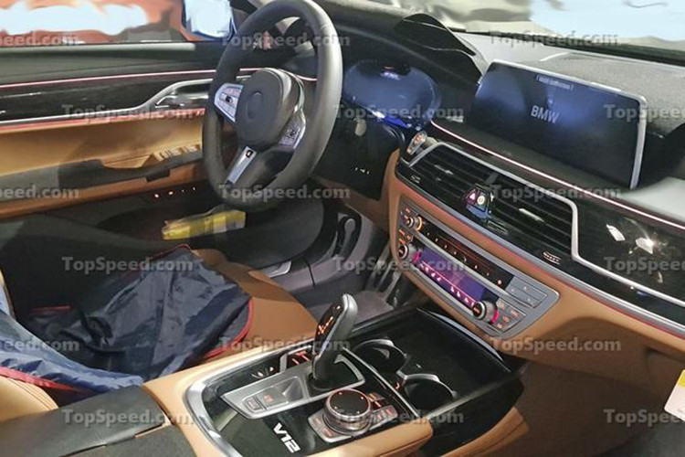 Bên cạnh đó, 7-Series 2020 còn được trang bị công nghệ đèn pha Laserlight của BMW, thể hiện qua điểm nhấn màu xanh bên trong. Dự kiến nội thất của xe sẽ sang trọng hơn và có thêm bảng đồng hồ kỹ thuật số mới, hệ thống thông tin giải trí nâng cấp đi kèm công nghệ mới nhất.