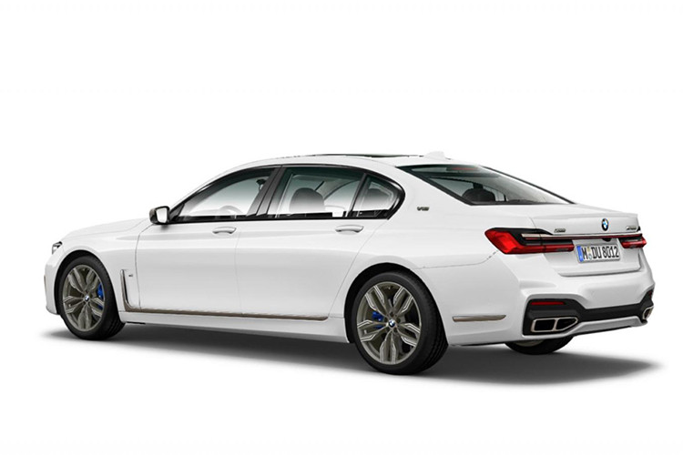 Trong hình ảnh rò rỉ, trên đuôi xe của một chiếc BMW 7-Series 2020 xuất hiện dòng chữ "740e". Điều này chứng tỏ BMW 7-Series 2020 sẽ có phiên bản plug-in hybrid (PHEV) như trước.