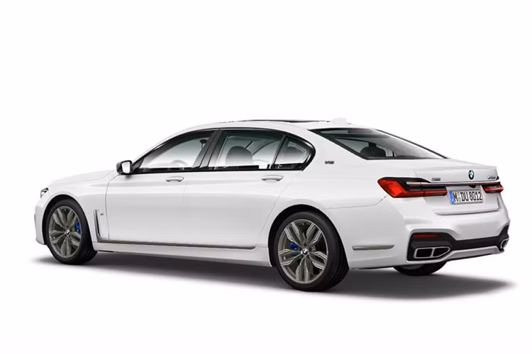 Trong hình ảnh rò rỉ, trên đuôi xe của một chiếc BMW 7-Series 2020 xuất hiện dòng chữ "740e". Điều này chứng tỏ BMW 7-Series 2020 sẽ có phiên bản plug-in hybrid (PHEV) như trước.