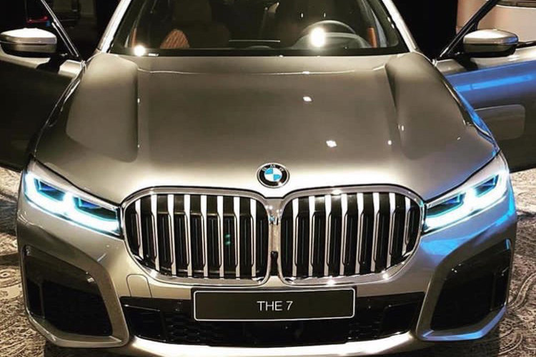 Hãng BMW có vẻ đang gặp khó khăn trong việc giữ kín thiết kế ngoại thất của 7-Series thế hệ mới trước ngày ra mắt. Vào hồi đầu tuần này, những hình ảnh rò rỉ đầu tiên của BMW 7-Series 2020 đã được tung lên mạng và lập tức gây xôn xao. Đến nay, lại có thêm hình ảnh đầy đủ hơn của BMW 7-Series thế hệ mới được lan truyền trên mạng.