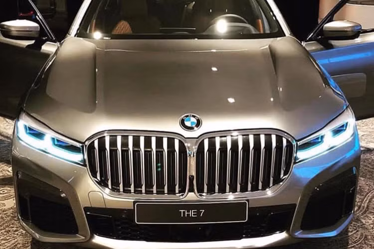Hãng BMW có vẻ đang gặp khó khăn trong việc giữ kín thiết kế ngoại thất của 7-Series thế hệ mới trước ngày ra mắt. Vào hồi đầu tuần này, những hình ảnh rò rỉ đầu tiên của BMW 7-Series 2020 đã được tung lên mạng và lập tức gây xôn xao. Đến nay, lại có thêm hình ảnh đầy đủ hơn của BMW 7-Series thế hệ mới được lan truyền trên mạng.