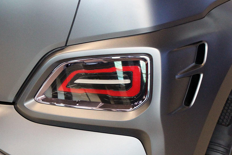 Thiết kế cụm đèn pha của Kona phiên bản đặc biệt này được Hyundai tinh chỉnh lại ấn tượng hơn đôi chút với tạo hình giống đôi mắt bộ giáp Người Sắt nhất là khi xe chạy ban ngày. Các chi tiết màu đỏ bầm cũng được bổ sung để tạo thêm phong cách “người sắt” cho chiếc xe.