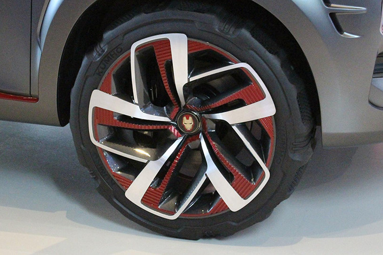 Dấu ấn Tony Stark còn hiện hữu trên mui xe với ký tự chữ V độc đáo, mặt nạ cản trước Iron Man, và dòng chữ Stark Industries chạy bên hông, cản trước crôm màu tối phối với màu ngoại thất lấy cảm hứng từ bộ giáp của Tony Stark. Kona Iron Man Edition được trang bị bộ la-zăng hợp kim 18 inch với mặt nạ Iron Man ở giữa.