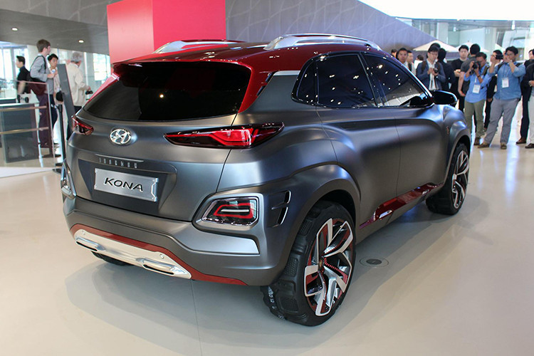 Về ngoại hình, Kona sở hữu thiết kế trẻ trung, phá cách và năng động cùng "bộ cánh" hầm hố và ấn tượng. Thay vì nằm phía trên, chiếc xe được bố trí 2 đèn pha nằm cạnh lưới tản nhiệt Cascading Grille mới của Hyundai.