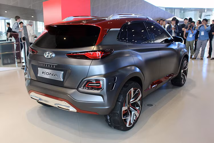 Về ngoại hình, Kona sở hữu thiết kế trẻ trung, phá cách và năng động cùng "bộ cánh" hầm hố và ấn tượng. Thay vì nằm phía trên, chiếc xe được bố trí 2 đèn pha nằm cạnh lưới tản nhiệt Cascading Grille mới của Hyundai.