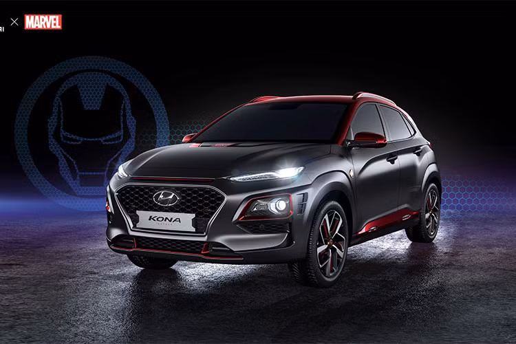 Những trang bị tiêu chuẩn khác của Hyundai Kona Iron Man bao gồm: khởi động không chìa, màn hình head-up, dẫn đường vệ tinh, hệ thống điều hòa độc lập... giá xe Hyundai Kona phiên bản đặc biệt này khởi điểm từ 27.995 bảng (tương đương 36.249 USD - khoảng 840 triệu đồng) tại thị trường Anh quốc. 