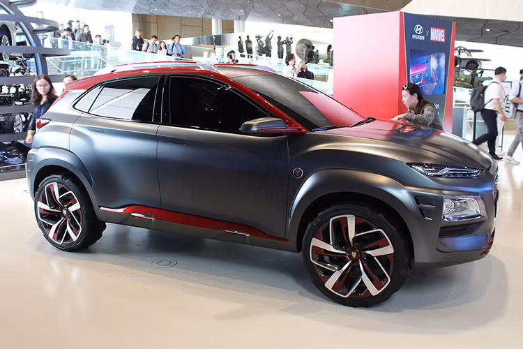 Hyundai Kona Iron Man Edition 2019 phiên bản đặc biệt được trang bị ngoại hình với màu sơn đặc trưng và các chi tiết ngoại thất mang phong cách giống với bộ giáp của Người Sắt.