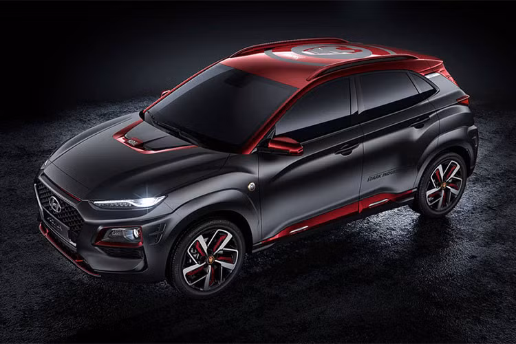 Tại thị trường Anh, Hyundai Kona Iron Man Edition 2019 chỉ có duy nhất lựa chọn động xăng tăng áp 1.6L, sản sinh công suất 177 mã lực, đi cùng hộp số ly hợp kép 7 cấp. Xe mất 7,7 giây tăng tốc từ 0- 100 km/h. Mức tiêu hao nhiên liệu trung bình là 6 lít/100 km theo tiêu chuẩn WLTP.