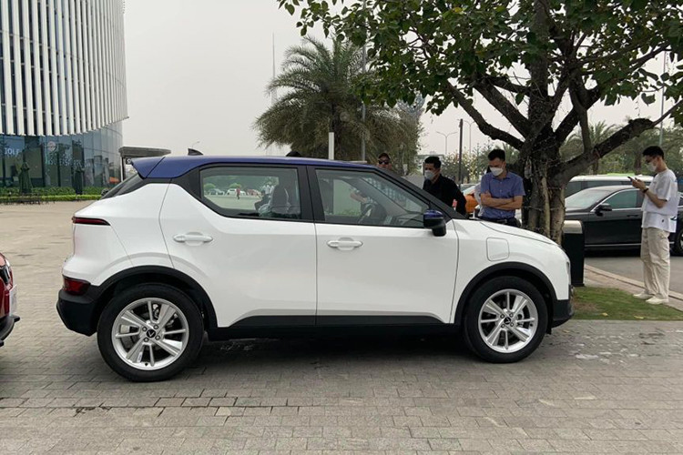 Theo đó, giá xe VinFast VF5 Plus hiện là 468 triệu đồng nếu không kèm pin và 548 triệu đồng nếu kèm pin. So với giá niêm yết trước đó, mẫu SUV điện này đắt hơn 10 triệu đồng. Đồng thời, giá lăn bánh tham khảo của xe cũng tăng lên 492 triệu đồng (không kèm pin) và 572 triệu đồng (kèm pin). 