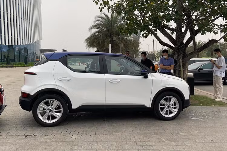 Theo đó, giá xe VinFast VF5 Plus hiện là 468 triệu đồng nếu không kèm pin và 548 triệu đồng nếu kèm pin. So với giá niêm yết trước đó, mẫu SUV điện này đắt hơn 10 triệu đồng. Đồng thời, giá lăn bánh tham khảo của xe cũng tăng lên 492 triệu đồng (không kèm pin) và 572 triệu đồng (kèm pin). 